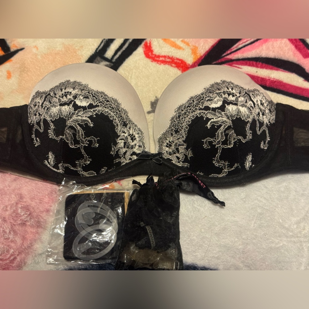 Victoria’s Secret gray/ black embellished lace 34c very sexy strapless bra